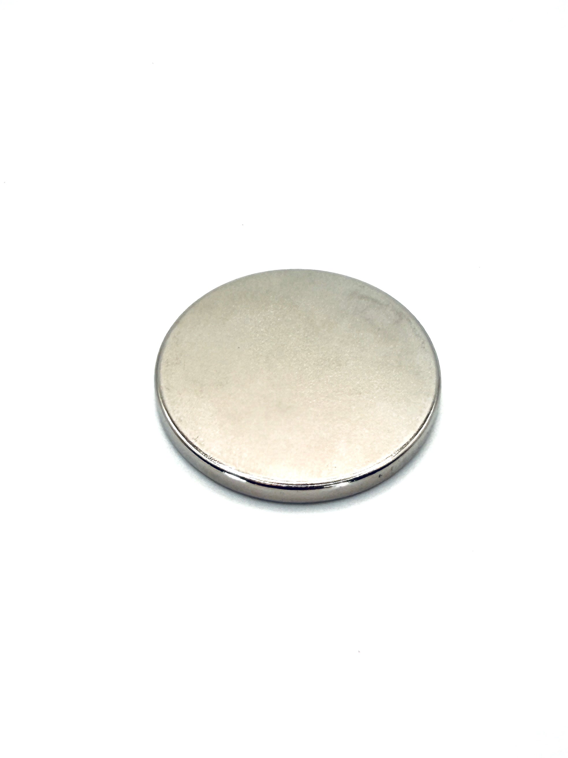 Starker Neodym-Magnet Ø 30 × 3 mm mit 12,6 kg Haftkraft. Ideal zur Befestigung von Metallwerkzeugen an Schürzen für Hufschmiede, Handwerk und Werkstatt.