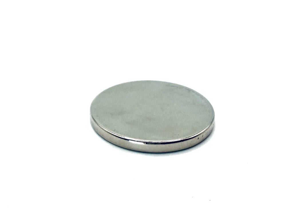 Starker Neodym-Magnet Ø 30 × 3 mm mit 12,6 kg Haftkraft. Ideal zur Befestigung von Metallwerkzeugen an Schürzen für Hufschmiede, Handwerk und Werkstatt.