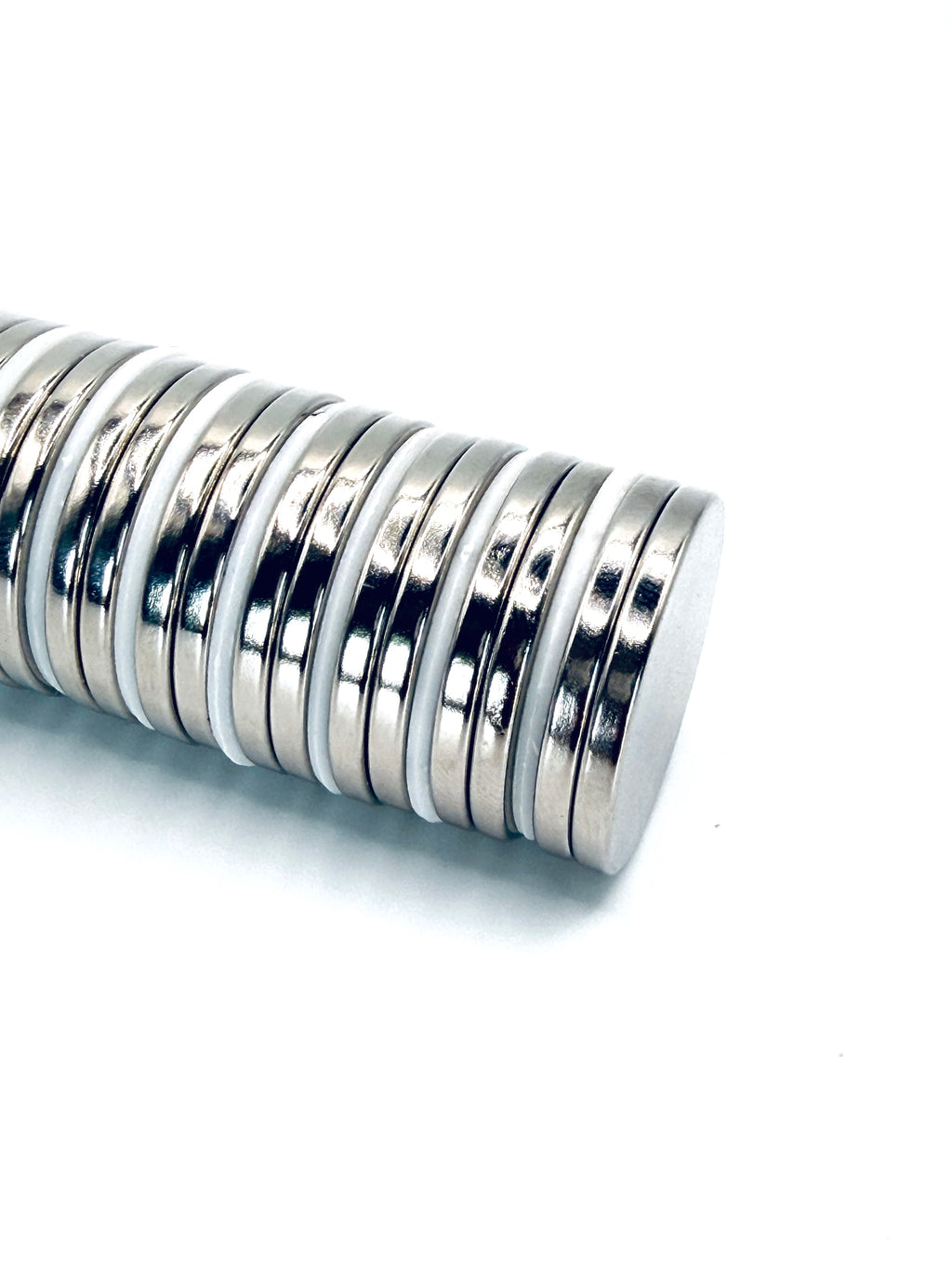 Starker Neodym-Magnet Ø 30 × 3 mm mit 12,6 kg Haftkraft. Ideal zur Befestigung von Metallwerkzeugen an Schürzen für Hufschmiede, Handwerk und Werkstatt.