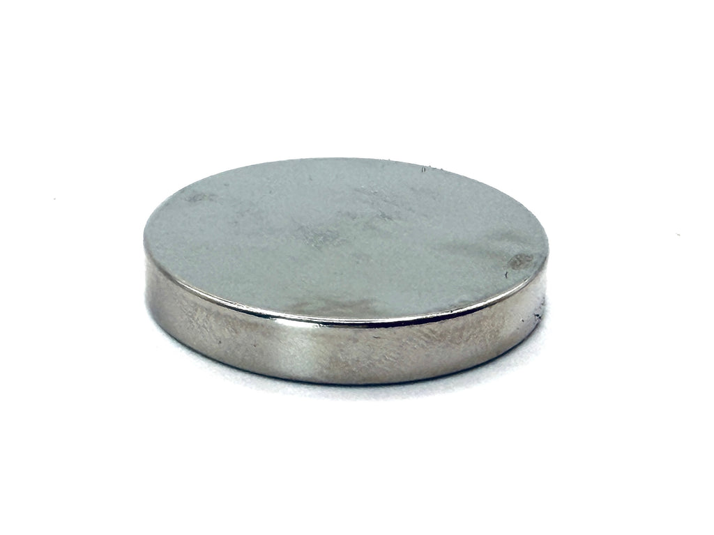 Starker Neodym-Magnet Ø 30 × 5 mm mit 10,6 kg Haftkraft. Ideal zur Befestigung von Metallwerkzeugen an Schürzen für Hufschmiede, Handwerk und Werkstatt.