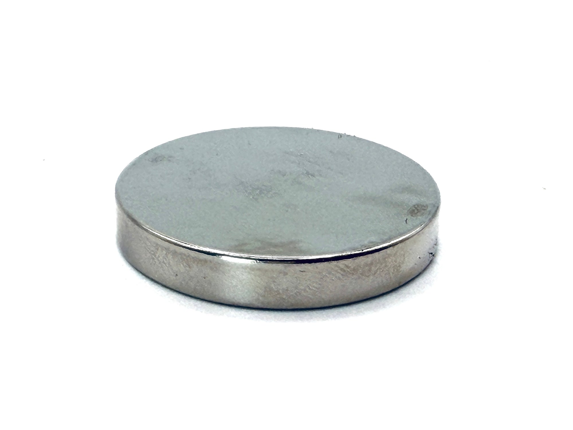 Starker Neodym-Magnet Ø 30 × 5 mm mit 10,6 kg Haftkraft. Ideal zur Befestigung von Metallwerkzeugen an Schürzen für Hufschmiede, Handwerk und Werkstatt.