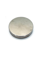 Starker Neodym-Magnet Ø 30 × 5 mm mit 10,6 kg Haftkraft. Ideal zur Befestigung von Metallwerkzeugen an Schürzen für Hufschmiede, Handwerk und Werkstatt.