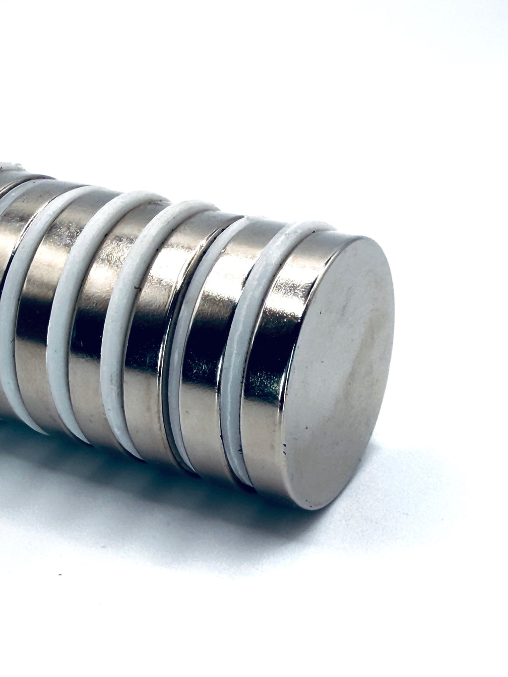 Starker Neodym-Magnet Ø 30 × 5 mm mit 10,6 kg Haftkraft. Ideal zur Befestigung von Metallwerkzeugen an Schürzen für Hufschmiede, Handwerk und Werkstatt.