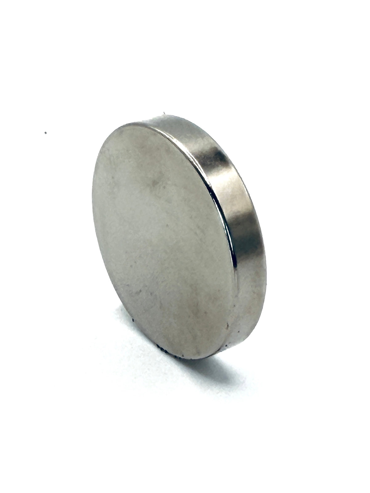 Starker Neodym-Magnet Ø 30 × 5 mm mit 10,6 kg Haftkraft. Ideal zur Befestigung von Metallwerkzeugen an Schürzen für Hufschmiede, Handwerk und Werkstatt.